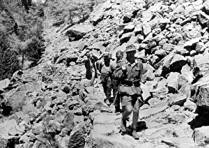 Detected: German soldiers with prisoners on Crete after the end of the