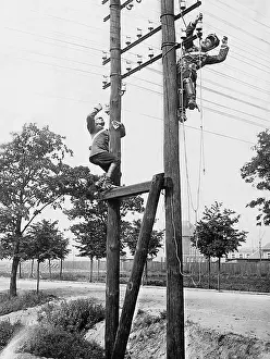 Establish: German soldiers set up a communication link, 1900