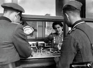 Souvenirs: German soldiers at a souvenir stand at the Eiffel Tower