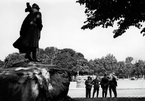 Eisenhower: German soldiers in front of a statue of Georges