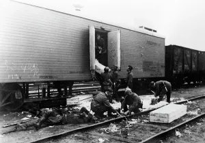 Frontsoldat: German soldiers unload a conquered Soviet train on the