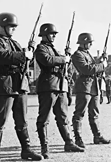 Clips: German soldiers during weapons training, 1936