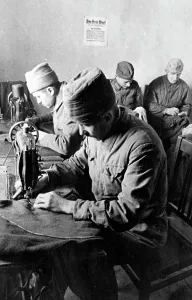 Captives: German soldiers working in Russian captivity, 1943