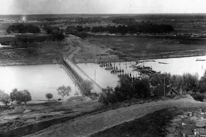Charred: German temporary bridge over the Narew river, 1915