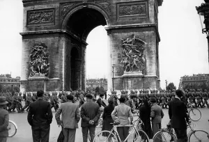 Triomphe: German troops at the Arc de Triomphe, 1040