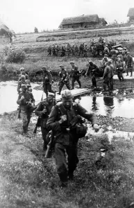 Usti: German troops cross a stream on the Eastern Front, 1941