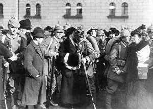 Adorned: German troops back from the front, 1914
