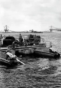 Dnepr: German troops lay telephone cable through the Dnieper, 1941