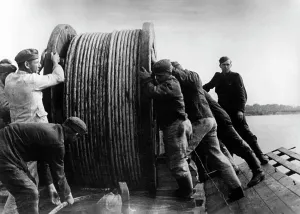 Dnepr: German troops lay telephone cable through the Dnieper, 1941