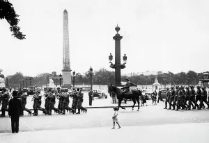 Triomphe: German troops marching through Paris, 1940