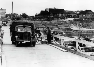 Opel: German troops pass a temporary bridge in Orsha, 1941