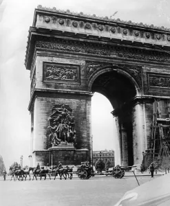 Triomphe: German troops at the victory parade in Paris, 1940