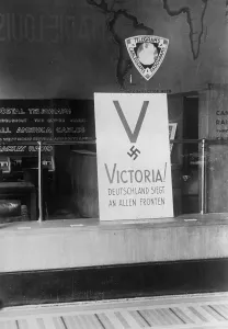 Ile De France: German Victoria sign in Paris, 1941