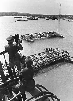 Additional: German war correspondent at the construction of a bridge ove