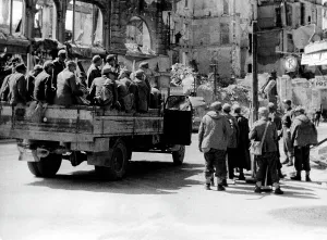Pows: German war prisoners clearing up in Munich, 1945
