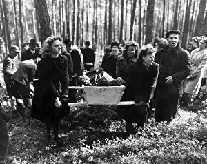 Lcgr1403: German women carry a corpse from in the woods