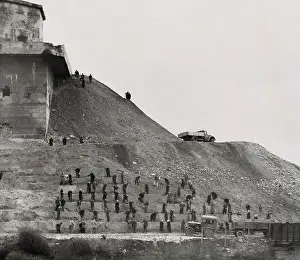 Lcgr1409: German workers covering a massive anti-aircraft