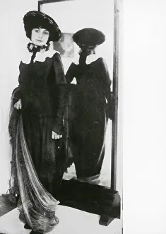Schieles: Gerti Schiele by the mirror