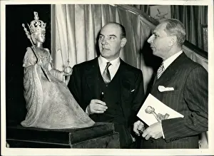 Renato: Gilded statue of Queen Elizabeth II, exhibition in London