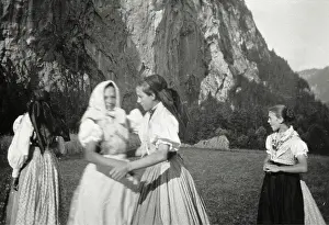 Mautner: Girl dancing on a meadow in Gossl. About 1910