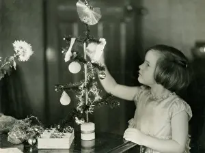 Decking: GIRL DECORATES TREE
