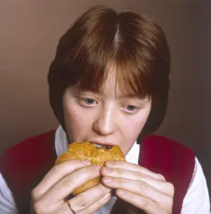 Wolfs: GIRL EATING A HAMBURGER