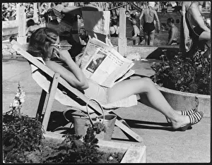 Lido: GIRL READING