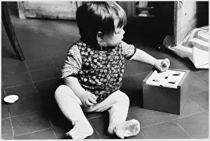 Sorter: GIRL WITH SORTING TOY