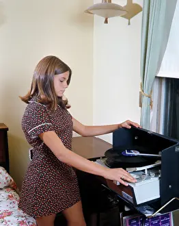 Hifi: Girl Turntable Record Player Stereo