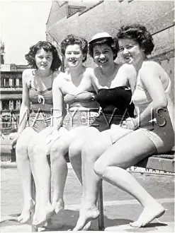 Homely: GIRLS IN BATHERS 1950S