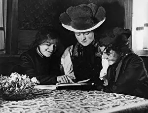 Bollenhut: Girls from the Black Forest reading, around 1930