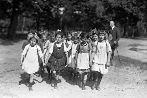 Lyceum: A girl's class on an outing, 1921