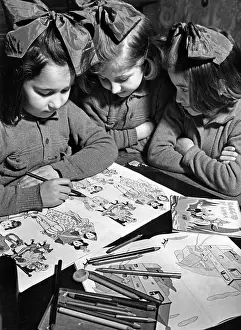 Bows: Girls with coloring book in Condove/Susa in Italy, 1943