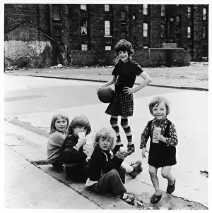 Kerb: GIRLS/GLASGOW KERB 1960S