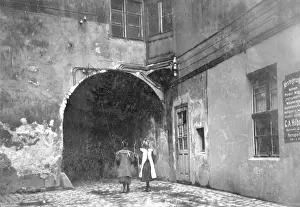 Wagons: Two girls at the Krogel in Berlin, 1907