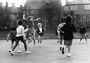 Netball: GIRLS PLAYING NETBALL