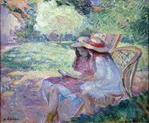 Jeune: Two girls reading in the park