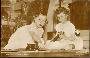 Astrid: GIRLS WITH TOY TRAIN SET