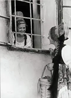 Wachau: Two girls with traditional caps