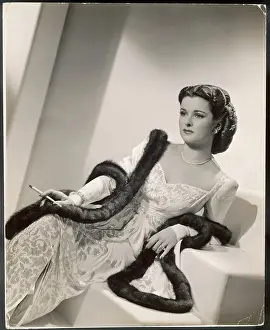 Seductively: GLAMOROUS SMOKER 1942