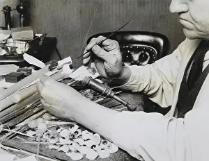 Glas: Glass eye maker in London