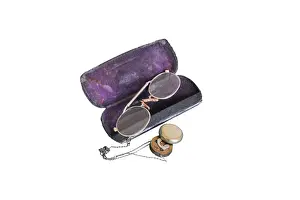 Brooches: Glasses with brooch