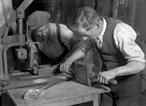 Glassmaking: GLASSMAKING - MOULDING