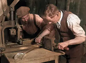 Moulding: GLASSMAKING - MOULDING