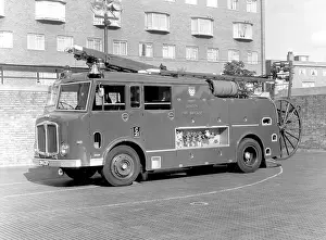 Merryweather: GLC-LFB - Dual purpose pump-escape fire engine