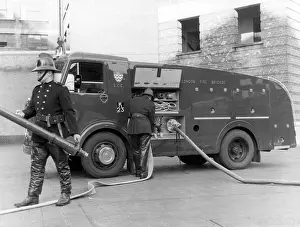 Bulk: GLC-LFB - Foam Tender and crew at Battersea