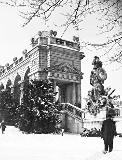 Schonbrunn: Gloriette in Schonbrunn Park in snow