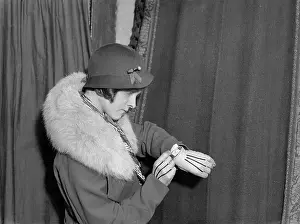 Natty: GLOVE WRIST WATCH