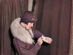 Thecolourisedpic: GLOVE WRIST WATCH