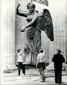 Collaborate: Goddess of Victory statue returns to Brandenburg Gate